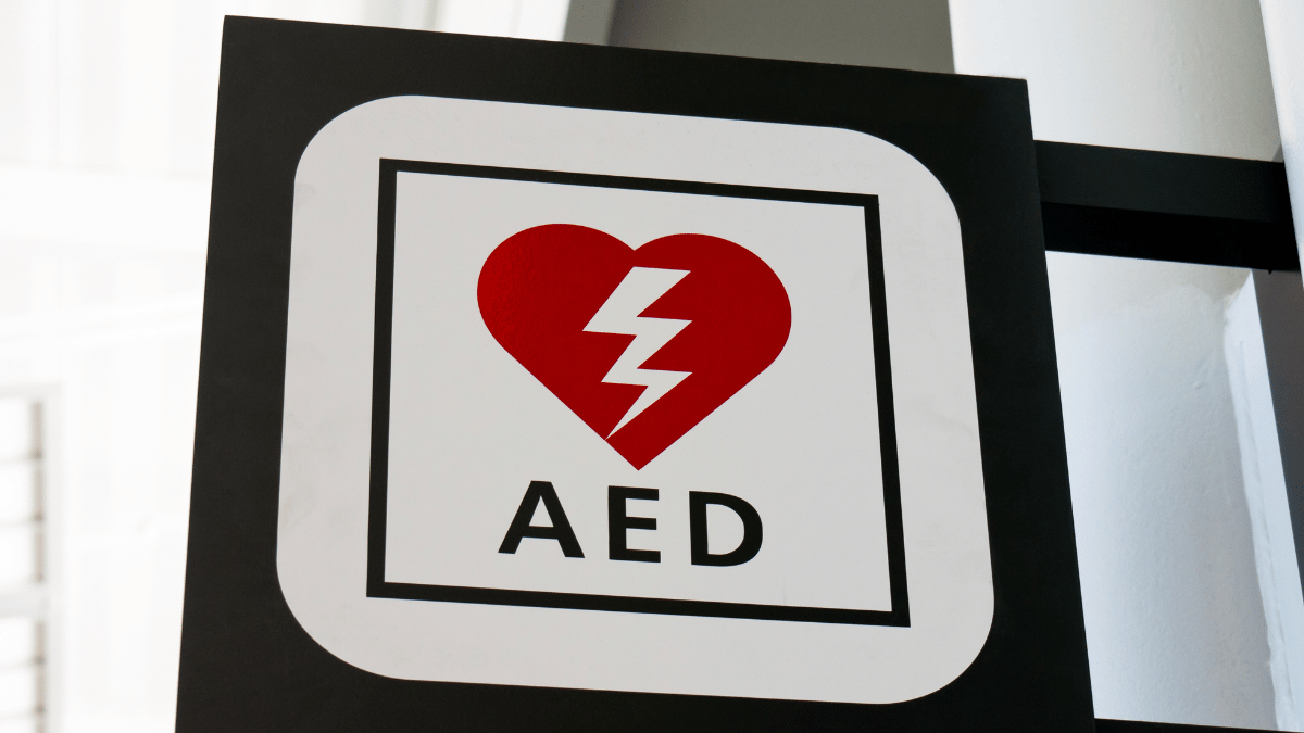 AED sign indicating the location of life-saving equipment for cardiac emergencies.